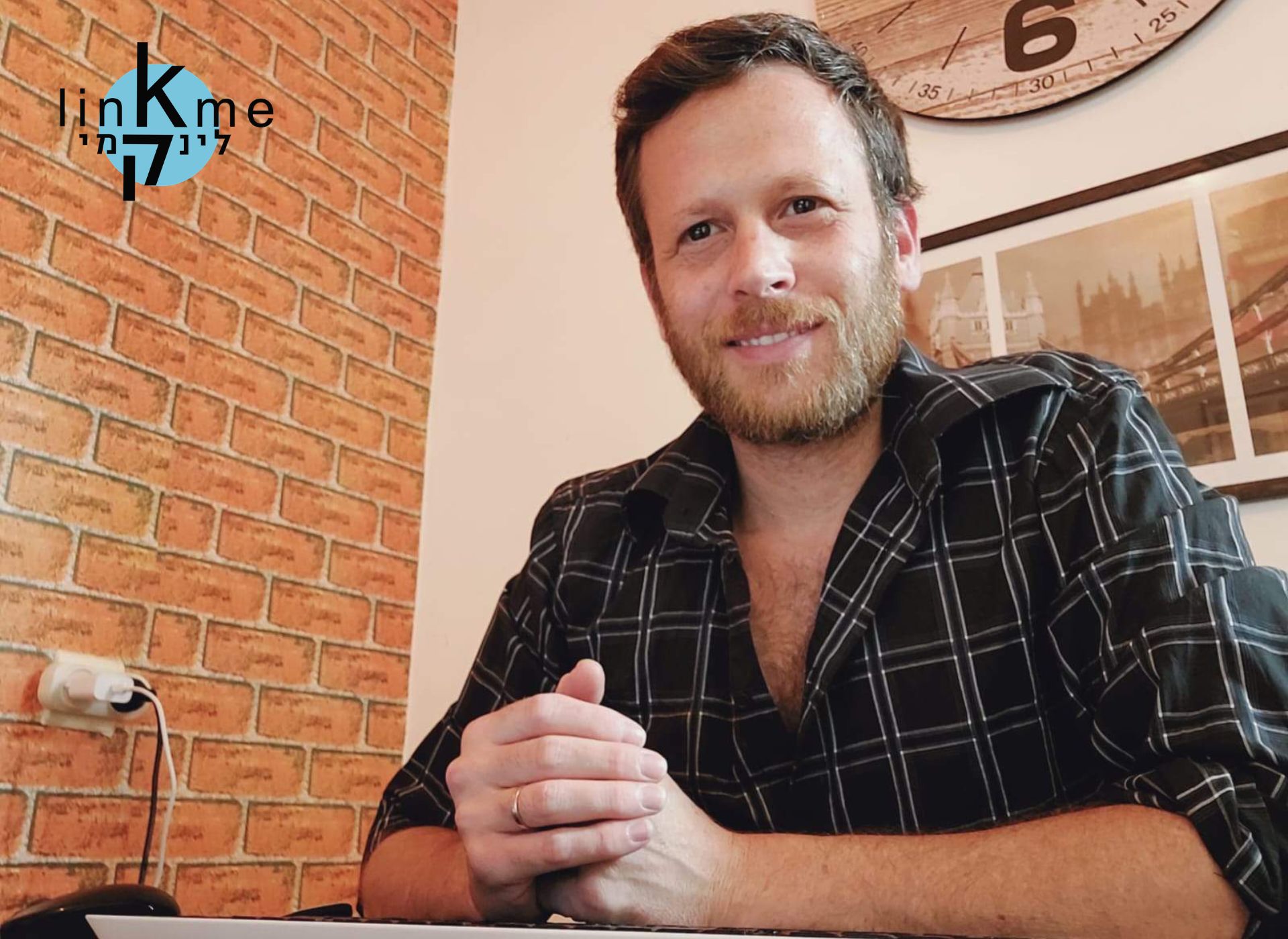 בתמונה ניתן לראות את עודד בן צבי - מייסד סוכננות LINKME - קידום בגוגל בהתחייבות לתוצאות: קידום אתרים 10+ שנות ניסיון