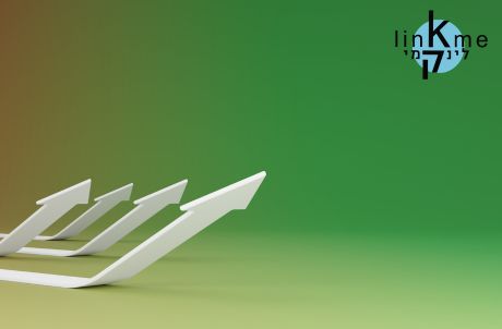 קידום בגוגל | קידום אתרים - רואים 3 חצים לבנים בכיוון טיפוס מעלה והרקע של התמונה ירוק